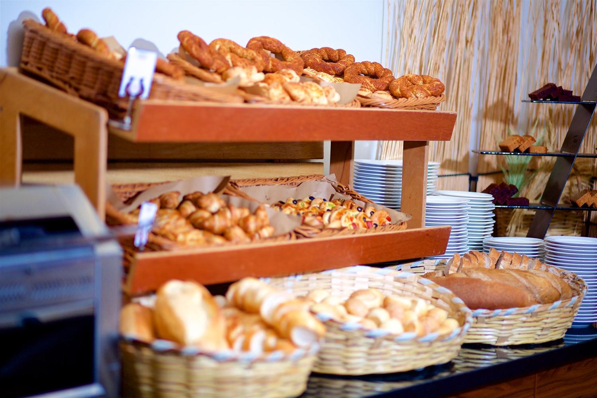 Ramada By Wyndham Istanbul Merter Exterior photo A bread station